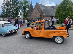 Véhicule participant au défilé organisé le vendredi 9 mai